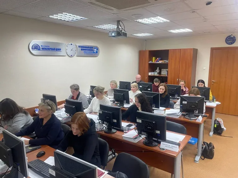 Участники занятий РЦЦС работают за компьютерами со специализированными программами
